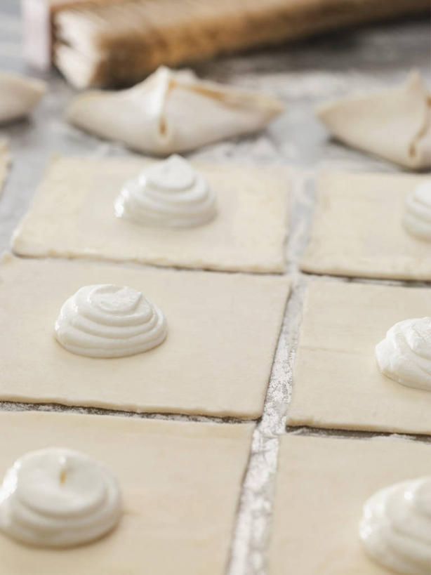 奶酪,无人,竖图,俯视,室内,特写,白天,桌面,桌子,一排,许多,阴影,朦胧,模糊,整齐,并列,并排,反射,木制,粉末,影子,面粉,干酪,起司,芝士,营养,粮食,排列,木制品,粉,乳酪,农产品,乳制品,队列,平行,发酵,原材料,粉状,彩图,高角度拍摄