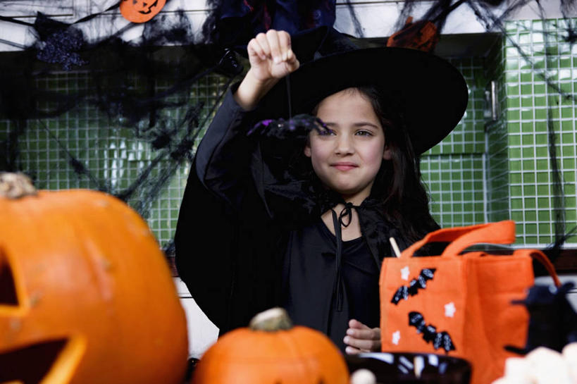 西方人,儿童,脸,头,脸颊,一个人,家,站,举,笑,微笑,横图,室外,白天,正面,民族服装,纯洁,南瓜,蔬菜,帽子,照明,欧洲,欧洲人,仅一个女性,仅一个人,握,节日,庆祝,新鲜,装饰,房屋,屋子,公寓,灯光,金瓜,食品,拿,拿着,注视,文化,洋房,楼房,镂空,番瓜,住宅,灯,食物,小孩,灯具,观察,看,托,站着,仅一个小孩,庆典,南瓜灯,万圣节,可爱,童年,童趣,握着,有机食品,绿色食品,观看,纪念,华丽,修饰,麦瓜,倭瓜,照亮,点缀,察看,权利,象征,照明设备,关注,童真,烂漫,无邪,法杖,巫师帽,衬托,美观,雅致,雅观,地位,权杖,权势,镂刻,权位,天真,女孩,女人,女性,白种人,孩子,头部,脸部,脸蛋,面部,举起,举手,举着,向上举,向上伸,向上托,站立,半身,彩图,传统服装,民俗服,房子,女生