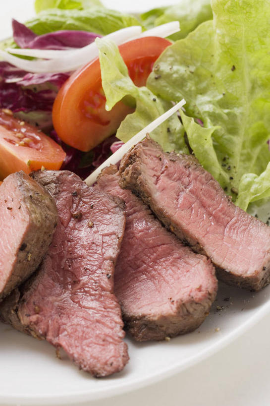 无人,竖图,俯视,室内,特写,白天,白色背景,烹饪,西餐,餐桌,桌子,蔬菜,西红柿,小番茄,椰菜,卷心菜,餐具,阴影,朦胧,模糊,新鲜,反射,碟子,盘,影子,紫甘蓝,肉,生食,蔬菜沙拉,牛排,牛肉,沙拉,料理,食品,色拉,沙律,菜肴,美食,肉类,紫包菜,食物,盘子,碟,赤甘蓝,甘蓝,西式,摄影,佳肴,有机食品,绿色食品,影棚,餐台,色拉酱,千岛酱,肉食,紫椰菜,紫圆白菜,小西红柿,樱桃小番茄,珍珠小番茄,樱桃番茄,圣女果,结球甘蓝,红甘蓝,甘兰,番茄,包心菜,彩图,高角度拍摄,影棚拍摄,拍摄