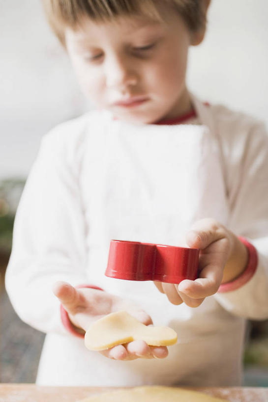 点心,西方人,儿童,一个人,站,闭眼,捧,竖图,室内,白天,正面,纯洁,桌面,桌子,欧洲,圣诞节,欧洲人,仅一个男性,仅一个人,握,服装,节日,朦胧,模糊,庆祝,木制,围裙,调料,食品,糖,调味品,曲奇,拿,调味料,拿着,休闲装,文化,食物,小孩,衣服,木制品,饼干,零食,低头,站着,仅一个小孩,庆典,休闲,休闲服,可爱,童年,童趣,握着,服饰,纪念,曲奇饼,童真,曲奇饼干,烂漫,无邪,天真,男孩,男人,男性,白种人,孩子,闭眼睛,闭着眼,闭着眼睛,端,端着,捧着,手捧,站立,半身,彩图,男生