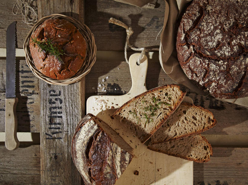 点心,面包,无人,横图,俯视,室内,特写,白天,桌面,桌子,餐具,切开,阴影,反射,木制,工具,影子,陶瓷,食品,面点,案板,刀具,陶瓷制品,砧板,食物,糕点,木制品,容器,碗,刀,切,黑面包,储藏,全麦面包,储存,餐刀,剖面,切面,麸皮面包,彩图,高角度拍摄,贮存