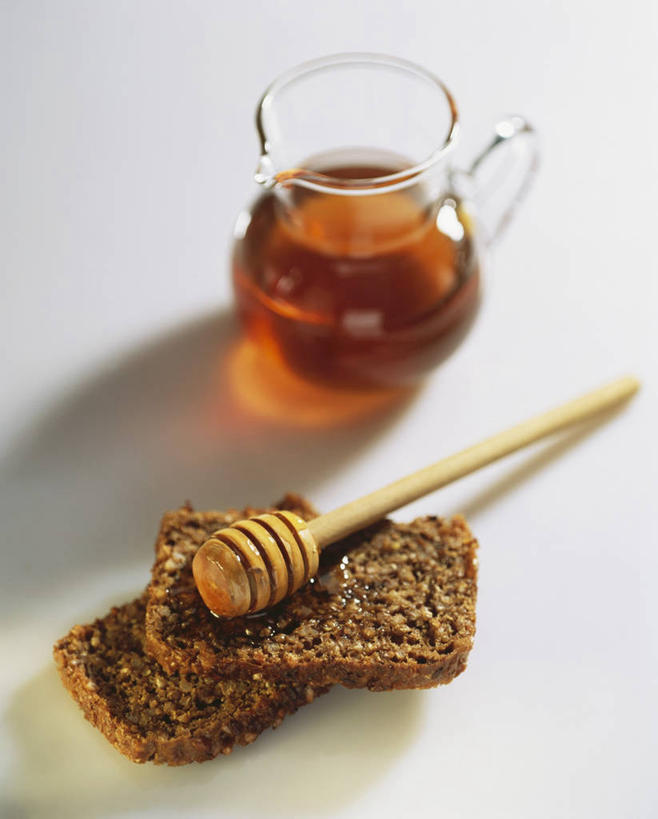 点心,面包,蜂蜜,无人,竖图,俯视,室内,特写,白天,白色背景,餐桌,桌子,两片,阴影,朦胧,模糊,反射,壶,影子,食品,面点,水壶,食物,糕点,茶壶,容器,搅拌棒,黑面包,摄影,影棚,餐台,全麦面包,花蜜,止痛,解毒,搅蜜棒,蜂蜜棒,冬酿,麸皮面包,石蜜,彩图,高角度拍摄,影棚拍摄,拍摄