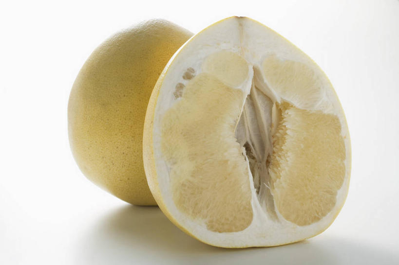 无人,横图,俯视,室内,特写,白天,白色背景,餐桌,桌子,柚子,水果,切开,阴影,新鲜,反射,影子,生食,食品,果实,食物,两个,切,摄影,有机食品,绿色食品,影棚,餐台,剖面,切面,柚,文旦,团圆果,彩图,高角度拍摄,影棚拍摄,拍摄