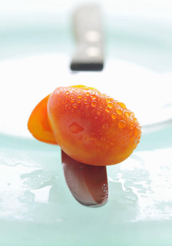 无人,竖图,俯视,室内,特写,白天,桌面,桌子,蔬菜,西红柿,小番茄,餐具,阴影,朦胧,模糊,新鲜,反射,木制,工具,影子,食品,刀具,食物,一个,木制品,刀,有机食品,绿色食品,单个,餐刀,小西红柿,樱桃小番茄,珍珠小番茄,樱桃番茄,圣女果,番茄,彩图,高角度拍摄