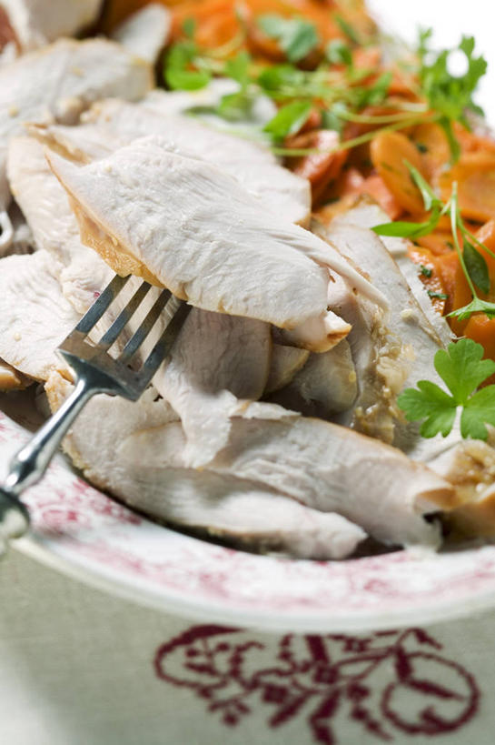 无人,竖图,俯视,室内,特写,白天,白色背景,餐桌,桌子,鸡,萝卜,胡萝卜,蔬菜,餐具,阴影,朦胧,模糊,新鲜,反射,叉子,影子,陶瓷,香菜,鸡肉,肉,食品,陶瓷制品,火鸡,肉类,家禽,食物,动物,容器,碗,摄影,牲畜,有机食品,绿色食品,影棚,餐台,储藏,储存,肉食,餐叉,胡菜,香荽,原荽,园荽,芫荽,胡荽,莞荽,芫茜,芫蓿,莚葛草,莚荽菜,七面鸟,吐绶鸡,进餐用具,红萝卜,甘荀,彩图,高角度拍摄,影棚拍摄,拍摄,贮存