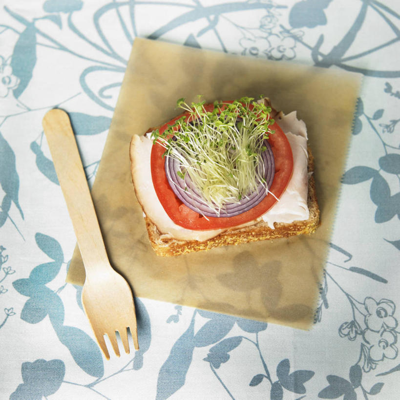 无人,方图,俯视,室内,特写,白天,烹饪,西餐,桌面,桌子,芹菜,蔬菜,西红柿,餐具,阴影,新鲜,反射,木制,包装,包装纸,布料,叉子,影子,纸,鸡肉,肉,三明治,料理,食品,纸张,布纹,菜肴,美食,肉类,桌布,食物,餐巾,木制品,台布,快餐,西式,佳肴,有机食品,绿色食品,包装材料,牛皮纸,肉食,西式快餐,餐叉,三文治,根芹菜,根洋芹,球根塘蒿,进餐用具,药芹,水芹,旱芹,番茄,彩图,高角度拍摄