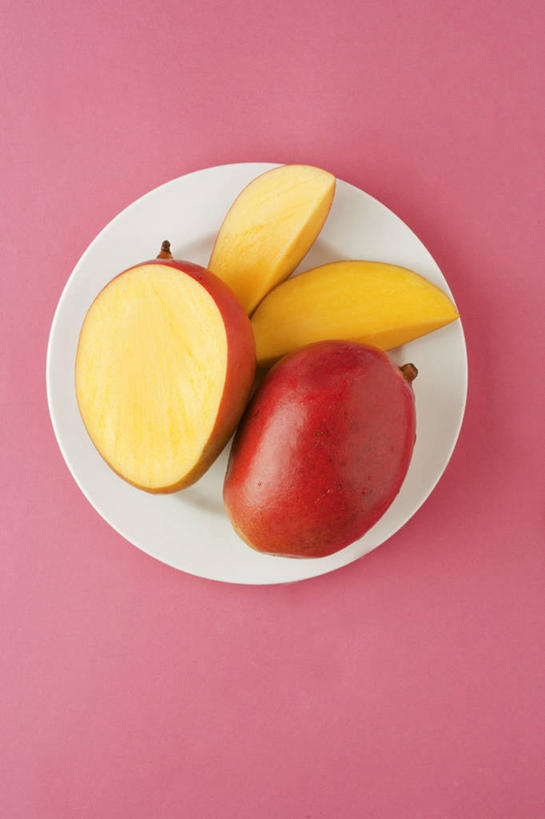 无人,竖图,俯视,室内,特写,白天,芒果,餐具,水果,切开,阴影,粉色背景,新鲜,反射,碟子,盘,影子,生食,食品,果实,食物,盘子,碟,切,摄影,有机食品,绿色食品,影棚,剖面,切面,望果,蜜望,檬果,闷果,漭果,杧果,庵波罗果,彩图,高角度拍摄,影棚拍摄,拍摄