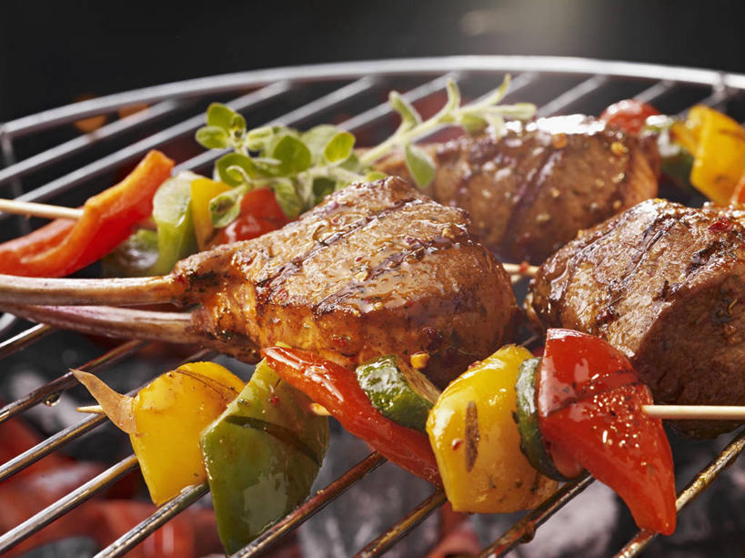 无人,横图,俯视,室内,特写,白天,烧烤,热情,煤炭,辣椒,蔬菜,火,阴影,新鲜,反射,火焰,影子,肉,食品,烤架,烤肉,燃烧,羊肉,肉类,食物,铁架,有机食品,绿色食品,能源,燃料,煤,能量,肉食,彩椒,辣角,红海椒,大椒,辣虎,广椒,煤矿,矿业,化石燃料,甜椒,柿子椒,辣子,海椒,番椒,灯笼椒,彩图,高角度拍摄