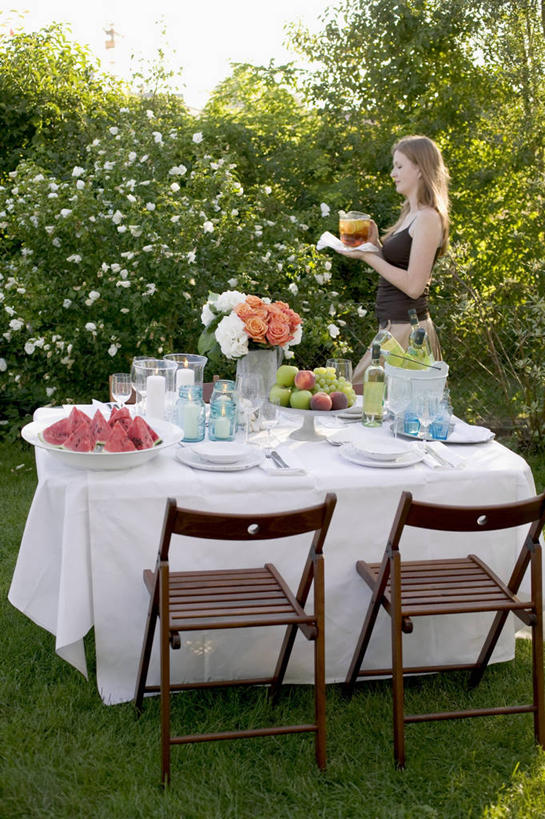 西方人,一个人,站,捧,竖图,室外,白天,侧面,爱情,幸福,纯洁,热情,草地,草坪,植物,餐桌,桌子,玫瑰,餐具,椅子,吊带,欧洲,欧洲人,仅一个年轻女性,仅一个女性,仅一个人,服装,盛开,布料,碟子,盘,木椅,玫瑰花,浪漫,花蕾,布纹,注视,吊带衫,桌布,草,花,花瓣,花朵,鲜花,树,树木,衣服,绿色,自然,盘子,餐巾,碟,台布,花苞,花蕊,观察,看,站着,温暖,温馨,恩爱,服饰,生长,成长,餐台,观看,和睦,察看,衣着,穿着,关注,感动,尊敬,衣饰,天真,刺玫花,徘徊花,年轻女性,女人,女性,白种人,端,端着,捧着,手捧,站立,彩图,全身,融洽