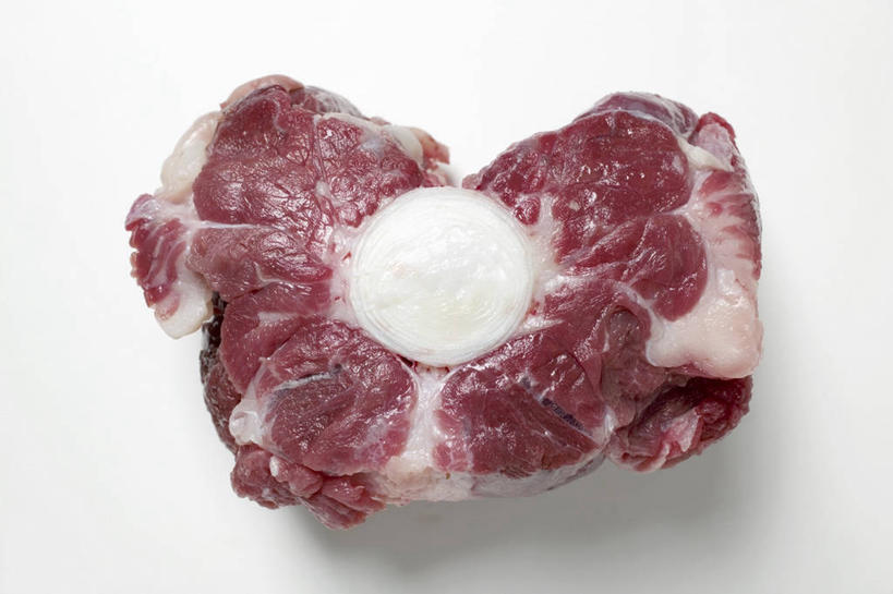 骨骼,无人,横图,俯视,室内,特写,白天,白色背景,餐桌,桌子,一块,阴影,反射,影子,肉,牛肉,骨头,肉类,摄影,影棚,餐台,骨架,肉食,牛尾,彩图,高角度拍摄,影棚拍摄,拍摄