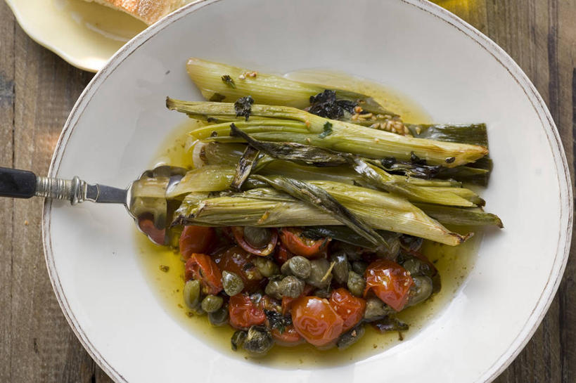 无人,横图,俯视,室内,特写,白天,桌面,桌子,蔬菜,西红柿,小番茄,水果,阴影,新鲜,反射,木制,影子,勺子,陶瓷,韭菜,调味,香料,佐料,食品,果实,草药,陶瓷制品,食物,木制品,容器,调羹,汤匙,碗,有机食品,绿色食品,储藏,配料,草本,储存,起阳草,罗望子,韭,山韭,长生韭,作料,酸豆,酸角,小西红柿,樱桃小番茄,珍珠小番茄,樱桃番茄,圣女果,番茄,彩图,高角度拍摄,贮存