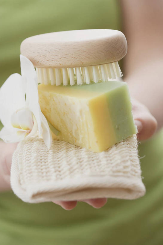 西方人,手,一个人,站,捧,竖图,室内,特写,白天,正面,化妆,美容,欧洲,欧洲人,仅一个年轻女性,仅一个女性,仅一个人,护肤,服装,朦胧,模糊,纺织物,休闲装,衣服,化妆品,刷子,肥皂,毛巾,香皂,日用品,洗浴用品,清洁,站着,保养,享受,休闲,手部,休闲服,放松,保健,服饰,保暖,单手,护肤品,化妆用品,沐浴刷,清洁用具,护肤用品,舒缓,透气,养颜,防水,去污,紧肤,嫩肤,洗浴用具,储水,耐磨,吸水,年轻女性,女人,女性,白种人,端,端着,捧着,手捧,洗涤,站立,半身,彩图