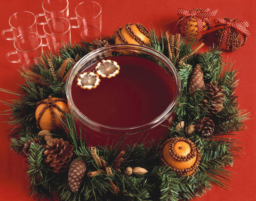 红酒,葡萄酒,无人,横图,俯视,室内,特写,白天,松树,水果,叶子,玻璃,圣诞节,阴影,红色背景,节日,庆祝,新鲜,反射,影子,生食,食品,果实,绿叶,酒类,文化,玻璃制品,酒,食物,饮料,一个,容器,碗,庆典,嫩叶,红葡萄酒,摄影,有机食品,绿色食品,影棚,纪念,储藏,甜橙,储存,坚定,长寿,贞洁,叶,叶片,橙子,橙,彩图,高角度拍摄,影棚拍摄,拍摄,鹄壳,黄橙,黄果,金橙,金环,金球,糖橙,贮存