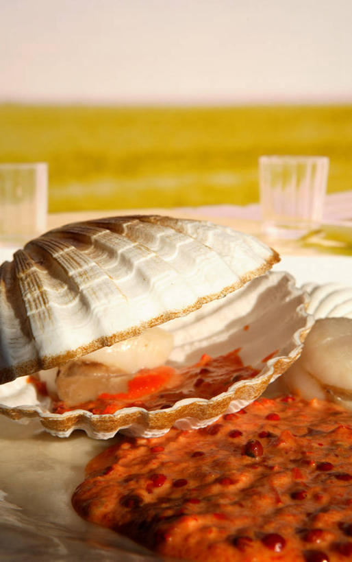 海鲜,无人,竖图,俯视,室内,特写,白天,桌面,桌子,辣椒,蔬菜,阴影,朦胧,模糊,新鲜,反射,木制,影子,食品,扇贝,水产,海洋生物,食物,红色,木制品,有机食品,绿色食品,海扇,水生动物,海产品,水生物,海底动物,辣角,红海椒,大椒,辣虎,广椒,辣子,红辣椒,海椒,番椒,彩图,高角度拍摄