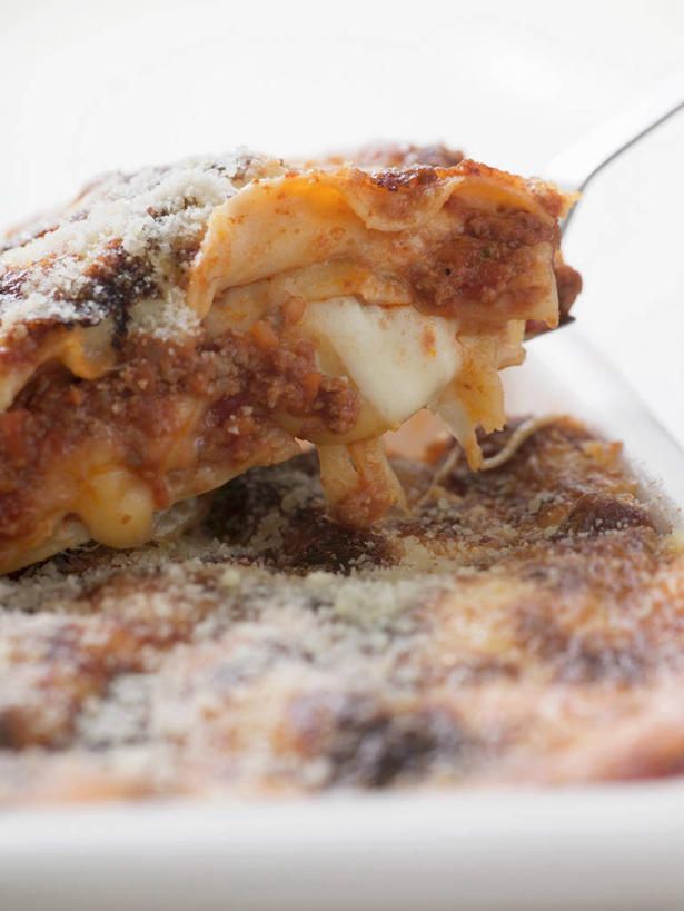 面食,面条,奶酪,意大利面,无人,竖图,俯视,室内,特写,白天,白色背景,西餐,餐桌,桌子,餐具,阴影,朦胧,模糊,反射,碟子,盘,影子,面,干酪,起司,料理,食品,芝士,营养,食物,盘子,碟,乳酪,西式,摄影,影棚,餐台,乳制品,发酵,彩图,高角度拍摄,影棚拍摄,拍摄