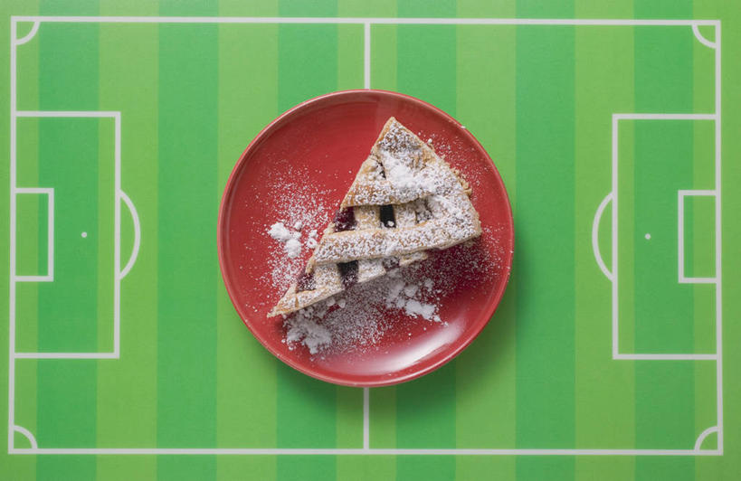 面食,无人,足球场,横图,俯视,室内,特写,白天,白色背景,烹饪,西餐,草地,草坪,植物,餐桌,桌子,餐具,阴影,反射,碟子,盘,影子,料理,食品,面点,菜肴,美食,草,食物,绿色,盘子,碟,西式,摄影,佳肴,影棚,餐台,派,绿茵场,彩图,高角度拍摄,影棚拍摄,拍摄,足球比赛场地