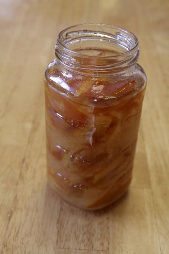 无人,竖图,俯视,室内,特写,白天,桌面,桌子,玻璃,阴影,反射,木制,影子,玻璃制品,一个,玻璃瓶,木制品,瓶子,单个,广口瓶,彩图,高角度拍摄,柑皮,广陈皮,广橘皮,贵老,红皮,黄橘皮,橘皮,新会皮,陈皮