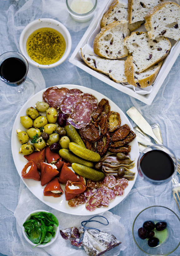 点心,面包,无人,竖图,俯视,室内,特写,白天,桌面,桌子,橄榄,辣椒,蔬菜,餐具,阴影,新鲜,反射,木制,叉子,刀叉,刀子,碟子,盘,影子,陶瓷,肉,食用油,油,橄榄油,食品,面点,陶瓷制品,肉类,食物,糕点,盘子,木制品,容器,碟,碗,有机食品,绿色食品,储藏,储存,餐刀,肉食,彩椒,餐叉,植物油,辣角,红海椒,大椒,辣虎,广椒,进餐用具,青果,白榄,甜椒,柿子椒,辣子,海椒,番椒,灯笼椒,彩图,高角度拍摄,贮存