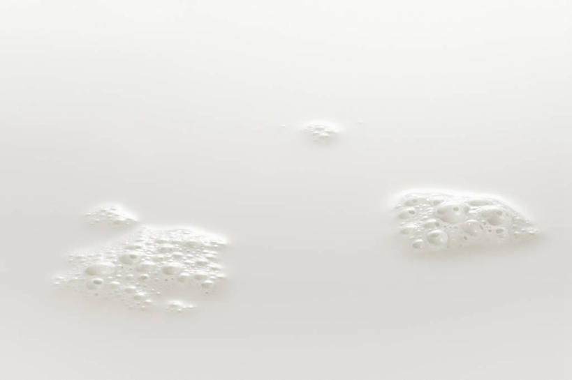 牛奶,无人,横图,俯视,室内,特写,白天,水,阴影,波纹,透明,反射,液体,影子,气泡,水滴,涟漪,漩涡,饮品,营养,水泡,水珠,饮料,白色,水纹,泡泡,圆弧,卫生,乳制品,奶,牛乳,纯真,安神,洁净,光明,恬静,中间色,朴素,清白,彩图,高角度拍摄