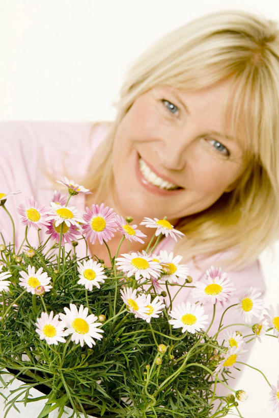 西方人,一个人,抱,笑,微笑,露齿笑,竖图,室内,白天,白色背景,正面,快乐,幸福,餐桌,桌子,欧洲,欧洲人,仅一个年轻女性,仅一个女性,仅一个人,服装,盛开,玛格丽特,花蕾,扭头,注视,休闲装,雏菊,花,花瓣,花朵,鲜花,衣服,粉色,花苞,花蕊,观察,看,转头,休闲,休闲服,菊花,活力,摄影,服饰,影棚,餐台,抱着,观看,希望,察看,搂着,坚强,关注,和平,离别,延命菊,幸福花,春菊,马兰头花,暗恋,纯情,单恋,天真,年轻女性,女人,女性,白种人,搂,搂抱,半身,彩图,影棚拍摄,愉快,拍摄