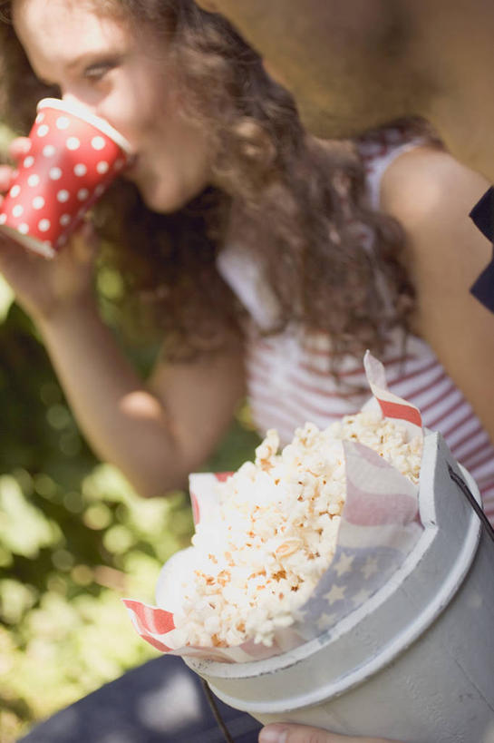 点心,西方人,两个人,坐,竖图,室外,白天,正面,爱情,草地,草坪,植物,杯子,欧洲,欧洲人,喝,握,阴影,服装,朦胧,模糊,光线,背心,铁桶,桶,影子,食品,浪漫,拿,拿着,注视,草,食物,衣服,绿色,阳光,容器,纸制品,零食,观察,看,温暖,温馨,爆米花,恩爱,握着,恋人,服饰,观看,储藏,纸杯,和睦,察看,衣着,储存,穿着,关注,一次性杯子,垃圾食品,膨化食品,零嘴,衣饰,男人,男性,年轻男性,年轻女性,女人,女性,白种人,情侣,坐着,半身,彩图,伴侣,融洽,贮存