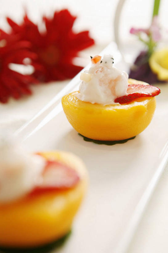 点心,无人,竖图,俯视,室内,特写,白天,下午茶,桌面,桌子,水果,阴影,新鲜,反射,木制,影子,生食,黄油,食品,甜点,甜品,果实,蛋挞,食物,糕点,木制品,甜食,奶油,有机食品,绿色食品,乳制品,白脱油,激凌,克林姆,淇淋,乳脂,蛋塔,彩图,高角度拍摄