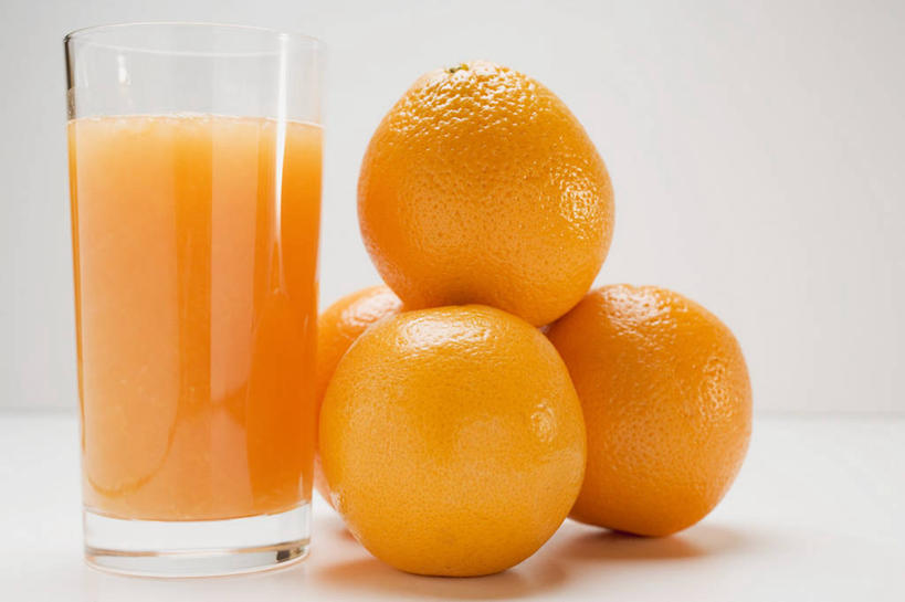 果汁,无人,横图,室内,特写,白天,白色背景,正面,餐桌,桌子,杯子,水果,一堆,阴影,堆叠,堆积,新鲜,反射,影子,生食,橙汁,食品,果实,饮品,一杯,玻璃制品,食物,饮料,水杯,四个,摄影,有机食品,绿色食品,影棚,餐台,堆,甜橙,可口,适口,玻璃杯,橙子,橙,彩图,影棚拍摄,拍摄,鹄壳,黄橙,黄果,金橙,金环,金球,糖橙