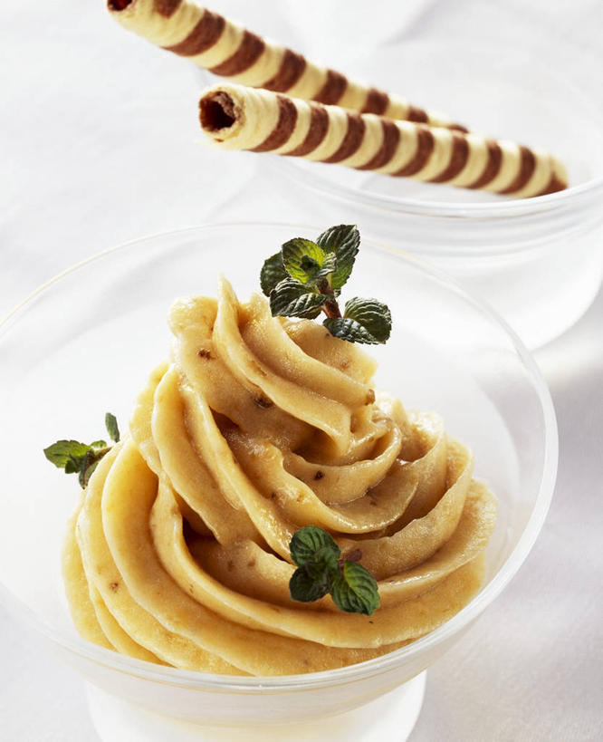 无人,竖图,俯视,室内,特写,白天,白色背景,餐桌,桌子,餐具,阴影,反射,碟子,盘,影子,陶瓷,冰激凌,陶瓷制品,清凉,盘子,容器,碟,碗,冷饮,舒服,冰淇淋,摄影,影棚,餐台,储藏,解暑,储存,解渴,雪糕,华夫饼,舒爽,窝夫,格子饼,华夫,格仔饼,压花蛋饼,冰糕,消暑,彩图,高角度拍摄,影棚拍摄,拍摄,香蕉冰淇淋,贮存