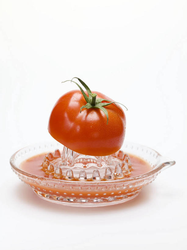 无人,竖图,俯视,室内,特写,白天,白色背景,餐桌,桌子,蔬菜,西红柿,玻璃,切开,阴影,新鲜,反射,影子,食品,饮品,半个,蔬菜汁,榨汁机,玻璃制品,食物,饮料,切,一半,番茄汁,摄影,有机食品,绿色食品,影棚,餐台,可口,剖面,切面,手动榨汁机,适口,番茄,彩图,高角度拍摄,影棚拍摄,拍摄