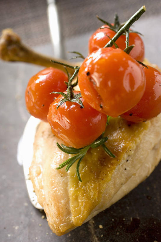 无人,竖图,俯视,室内,特写,白天,桌面,桌子,蔬菜,西红柿,小番茄,阴影,朦胧,模糊,新鲜,反射,木制,影子,鸡肉,肉,食品,肉类,食物,木制品,有机食品,绿色食品,肉食,小西红柿,樱桃小番茄,珍珠小番茄,樱桃番茄,圣女果,番茄,彩图,高角度拍摄