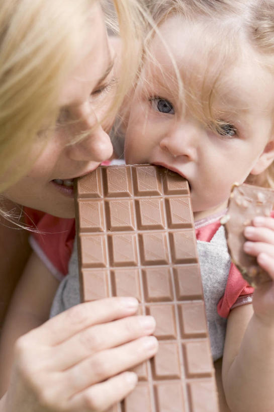 西方人,儿童,两个人,家庭,母亲,女儿,站,闭眼,吃,竖图,室内,白天,正面,纯洁,欧洲,欧洲人,握,服装,食品,糖,糖果,甜点,甜品,拿,拿着,注视,休闲装,食物,小孩,衣服,甜食,巧克力,观察,看,站着,休闲,温暖,温馨,母女,一家人,休闲服,可爱,母爱,童年,童趣,握着,服饰,观看,朱古力,和睦,察看,关注,童真,烂漫,无邪,牛奶巧克力,天真,年轻女性,女孩,女人,女性,白种人,孩子,年轻人,闭眼睛,闭着眼,闭着眼睛,嚼,食,站立,半身,彩图,融洽,女生