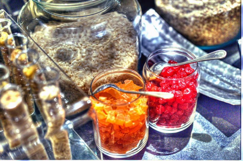 点心,面包,无人,横图,俯视,室内,特写,白天,桌面,桌子,杯子,玻璃,阴影,反射,木制,影子,勺子,食品,面点,燕麦,玻璃制品,食物,糕点,玻璃瓶,木制品,瓶子,水杯,调羹,汤匙,果酱,广口瓶,玉麦,果子酱,铃铛麦,裸燕麦,雀麦,野麦,莜麦,玻璃杯,彩图,高角度拍摄