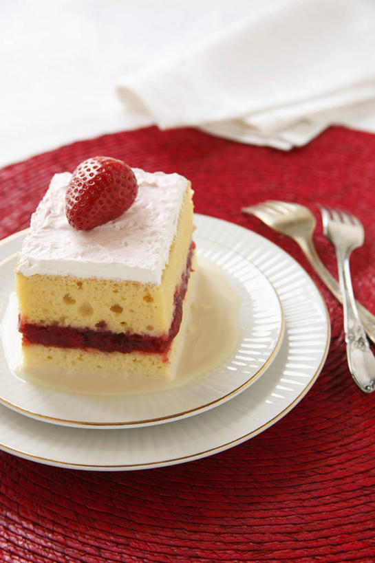 点心,无人,竖图,俯视,室内,特写,白天,白色背景,下午茶,餐桌,生活用品,桌子,草莓,浆果,餐具,水果,阴影,新鲜,反射,叉子,碟子,盘,影子,纸,生食,食品,果实,食物,糕点,红色,盘子,碟,纸巾,日用品,摄影,有机食品,绿色食品,影棚,餐台,卫生纸,餐叉,海绵蛋糕,生活用纸,进餐用具,洋莓,水果皇后,红莓,地莓,彩图,高角度拍摄,影棚拍摄,拍摄,蛋糕