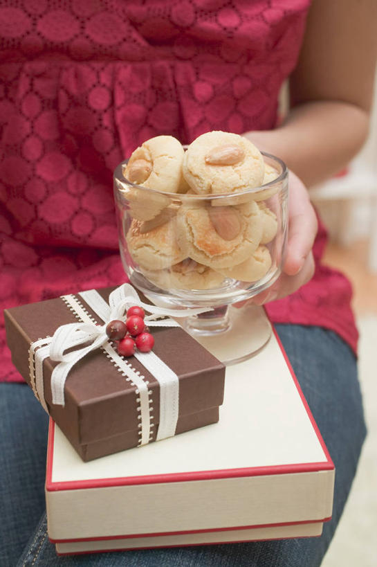 点心,西方人,手,一个人,坐,竖图,俯视,室内,特写,白天,礼盒,礼物,玻璃,欧洲,欧洲人,仅一个年轻女性,仅一个女性,仅一个人,握,服装,纸盒,食品,曲奇,拿,拿着,休闲装,玻璃制品,盒子,食物,衣服,包装盒,容器,礼品盒,碗,饼干,零食,休闲,手部,休闲服,握着,服饰,礼品,储藏,单手,储存,曲奇饼,曲奇饼干,年轻女性,女人,女性,白种人,坐着,半身,彩图,高角度拍摄,贮存