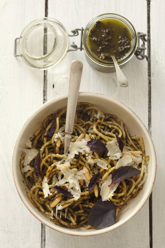 面食,面条,奶酪,意大利面,无人,竖图,俯视,室内,特写,白天,西餐,植物,桌面,桌子,玻璃,阴影,反射,木制,影子,勺子,陶瓷,调料,酱料,酱汁,面,香料,佐料,干酪,起司,料理,食品,草药,陶瓷制品,调味品,芝士,营养,调味料,酱,中药,玻璃制品,食物,玻璃瓶,木制品,瓶子,容器,调羹,汤匙,碗,香草,乳酪,西式,储藏,罗勒,乳制品,储存,紫苏,药材,中草药,发酵,广口瓶,九层塔,圣约瑟夫草,甜罗勒,兰香,中药材,本草,彩图,高角度拍摄,贮存