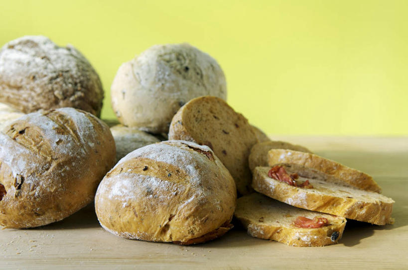 点心,面包,无人,横图,俯视,室内,特写,白天,桌面,桌子,橄榄,水果,阴影,黄色背景,新鲜,反射,木制,影子,生食,食品,面点,果实,食物,糕点,木制品,摄影,有机食品,绿色食品,影棚,青果,白榄,彩图,高角度拍摄,影棚拍摄,拍摄