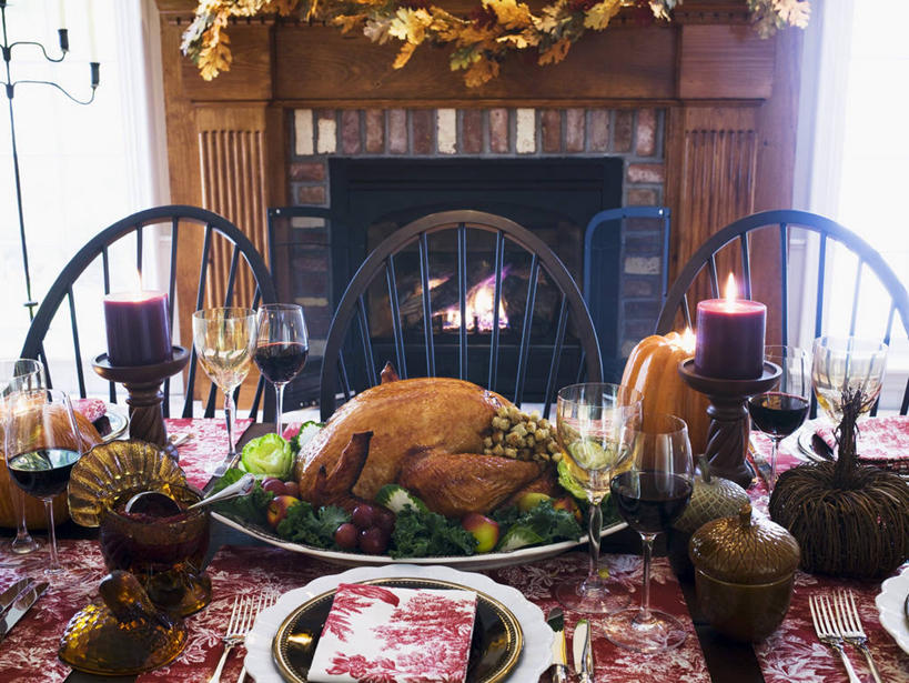 红酒,葡萄酒,无人,横图,室内,白天,正面,壁炉,餐桌,窗户,落地窗,桌子,鸡,杯子,餐具,蜡烛,椅子,阴影,节日,朦胧,模糊,庆祝,光线,叉子,刀叉,刀子,碟子,高脚杯,火焰,盘,影子,烛光,烛台,鸡肉,肉,红酒杯,火鸡,酒类,燃烧,文化,肉类,家禽,玻璃窗,玻璃制品,酒,饮料,动物,盘子,酒杯,碟,点燃,取暖,庆典,红葡萄酒,牲畜,餐台,纪念,蜡烛架,葡萄酒杯,餐刀,肉食,餐叉,感恩节,七面鸟,吐绶鸡,烛架,玻璃杯,进餐用具,彩图,取暖设备