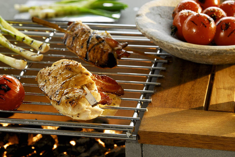 无人,横图,俯视,室内,特写,白天,烧烤,桌面,桌子,蔬菜,西红柿,小番茄,阴影,朦胧,模糊,新鲜,反射,木制,影子,陶瓷,肉,食品,烤架,陶瓷制品,烤肉,培根,猪肉,肉类,食物,木制品,容器,碗,铁架,有机食品,绿色食品,储藏,储存,肉食,豚肉,小西红柿,樱桃小番茄,珍珠小番茄,樱桃番茄,圣女果,番茄,彩图,高角度拍摄,烟肉,腌熏,贮存