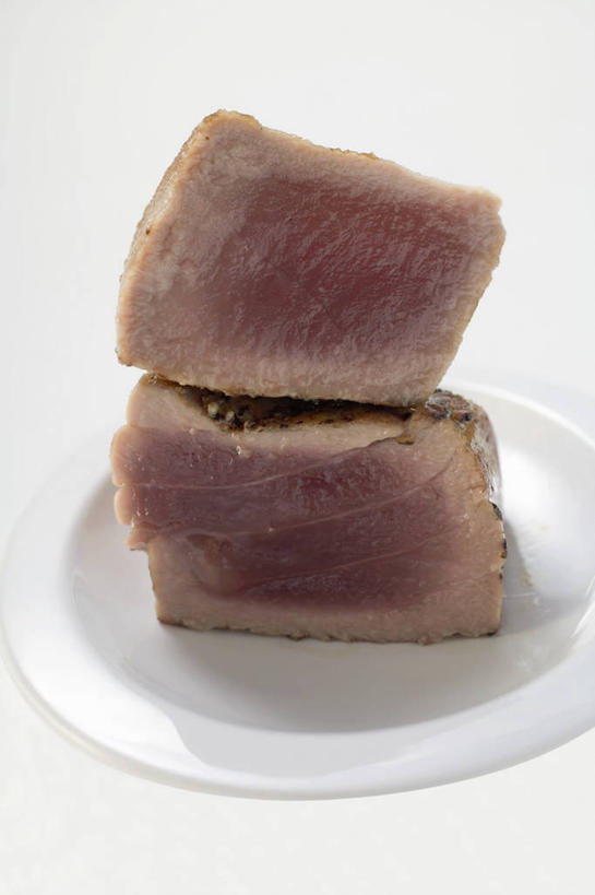 无人,竖图,俯视,室内,特写,白天,白色背景,餐桌,桌子,餐具,两块,阴影,反射,碟子,盘,影子,肉,鱼肉,鲔鱼,金枪鱼,肉类,盘子,碟,摄影,影棚,餐台,吞拿鱼,肉食,彩图,高角度拍摄,影棚拍摄,拍摄