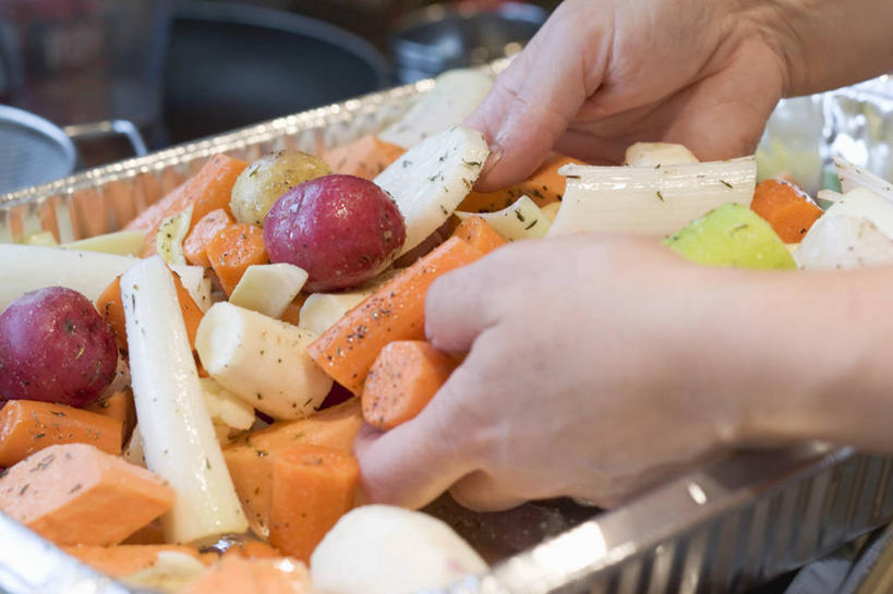 西方人,手,一个人,横图,俯视,室内,特写,白天,萝卜,胡萝卜,蔬菜,西红柿,小番茄,欧洲,欧洲人,双手,仅一个男性,仅一个人,一堆,许多,握,堆叠,堆积,新鲜,塑料,食品,拿,拿着,食物,仅一个年轻男性,一个,容器,塑料制品,碗,手部,握着,有机食品,绿色食品,单个,储藏,堆,储存,小西红柿,樱桃小番茄,珍珠小番茄,男人,男性,年轻男性,白种人,樱桃番茄,圣女果,红萝卜,甘荀,番茄,半身,彩图,高角度拍摄,贮存