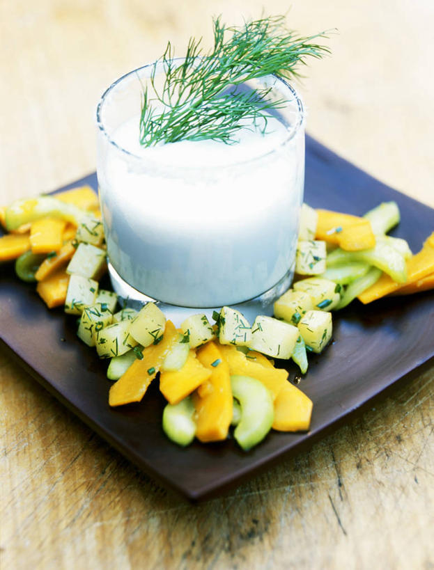 无人,竖图,俯视,室内,特写,白天,烹饪,西餐,桌面,桌子,黄瓜,南瓜,蔬菜,杯子,餐具,阴影,朦胧,模糊,新鲜,反射,木制,碟子,盘,影子,金瓜,花菜,花椰菜,西兰花,汤,料理,食品,菜肴,美食,番瓜,玻璃制品,食物,盘子,木制品,水杯,碟,西式,佳肴,有机食品,绿色食品,麦瓜,倭瓜,椰菜花,奶油汤,甘蓝花,羹汤,玻璃杯,青瓜,胡瓜,彩图,高角度拍摄