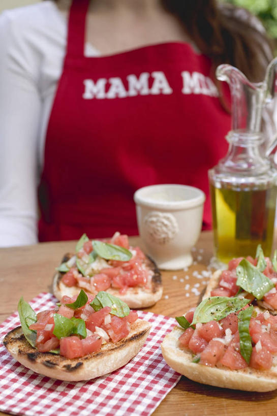 点心,面包,奶酪,西方人,一个人,坐,竖图,室内,白天,正面,植物,桌面,桌子,蔬菜,西红柿,餐具,欧洲,欧洲人,仅一个年轻女性,仅一个女性,仅一个人,服装,朦胧,模糊,新鲜,木制,英文,标志,碟子,罐子,盘,围裙,文字,字符,字母,食用油,香料,油,干酪,橄榄油,起司,食品,面点,草药,芝士,营养,休闲装,标识,中药,玻璃制品,食物,糕点,衣服,盘子,玻璃瓶,木制品,瓶子,碟,香草,休闲,休闲服,乳酪,服饰,有机食品,绿色食品,英文字母,罗勒,乳制品,紫苏,药材,中草药,发酵,植物油,九层塔,圣约瑟夫草,甜罗勒,兰香,中药材,本草,年轻女性,女人,女性,白种人,番茄,坐着,半身,彩图