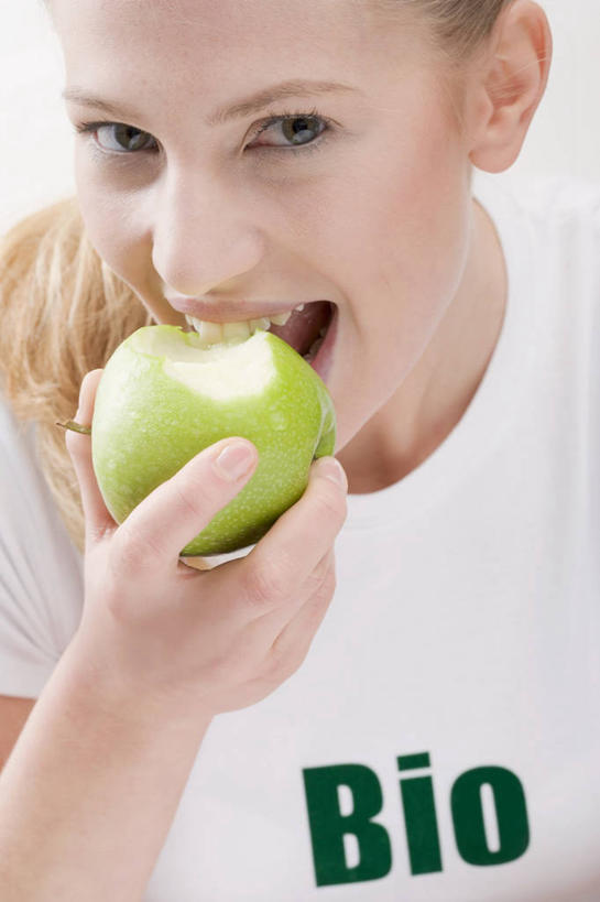 西方人,一个人,站,笑,吃,微笑,露齿笑,竖图,室内,白天,白色背景,正面,餐桌,桌子,苹果,水果,欧洲,欧洲人,仅一个年轻女性,仅一个女性,仅一个人,握,服装,新鲜,英文,标志,文字,字符,字母,生食,食品,果实,拿,拿着,注视,休闲装,标识,食物,一个,衣服,白色,青苹果,观察,看,站着,休闲,休闲服,握着,摄影,服饰,有机食品,绿色食品,影棚,单个,餐台,观看,英文字母,察看,关注,年轻女性,女人,女性,白种人,嚼,食,站立,半身,彩图,影棚拍摄,拍摄