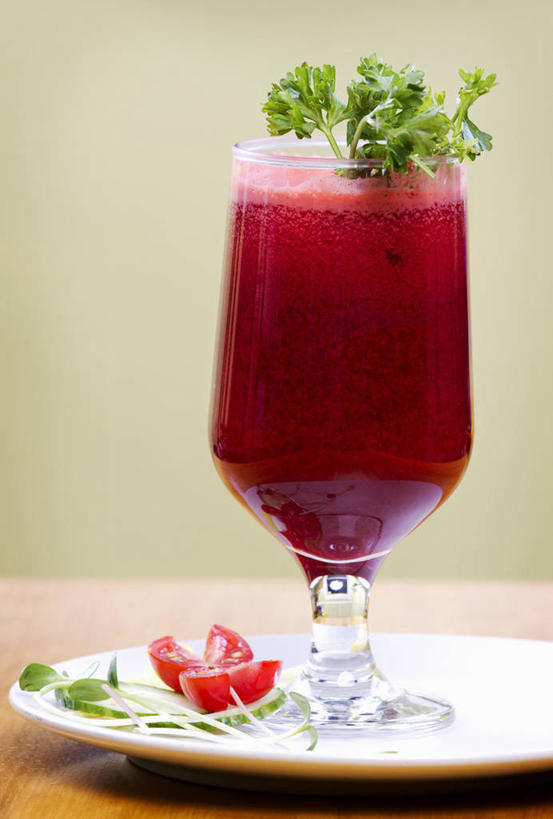 无人,竖图,俯视,室内,特写,白天,桌面,桌子,芹菜,蔬菜,西红柿,杯子,餐具,绿色背景,阴影,新鲜,反射,木制,碟子,盘,影子,食品,饮品,蔬菜汁,玻璃制品,食物,饮料,盘子,木制品,水杯,碟,摄影,有机食品,绿色食品,荷兰芹,欧芹,香芹,影棚,可口,法香,巴西利,洋香菜,洋芫荽,法国香菜,旱芹菜,番荽,适口,玻璃杯,番茄,彩图,高角度拍摄,影棚拍摄,拍摄