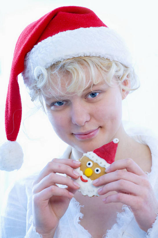 点心,西方人,儿童,脸,头,脸颊,手,一个人,站,笑,微笑,竖图,室内,特写,白天,白色背景,正面,纯洁,餐桌,桌子,帽子,欧洲,圣诞节,欧洲人,双手,仅一个女性,仅一个人,握,服装,节日,庆祝,食品,曲奇,拿,拿着,注视,休闲装,文化,肩膀,食物,小孩,衣服,红色,饼干,零食,观察,看,站着,仅一个小孩,庆典,休闲,手部,休闲服,圣诞帽,可爱,童年,童趣,握着,摄影,服饰,影棚,餐台,观看,纪念,察看,关注,曲奇饼,童真,曲奇饼干,烂漫,无邪,棉帽,天真,女孩,女人,女性,白种人,孩子,头部,脸部,脸蛋,面部,站立,半身,彩图,影棚拍摄,拍摄,女生