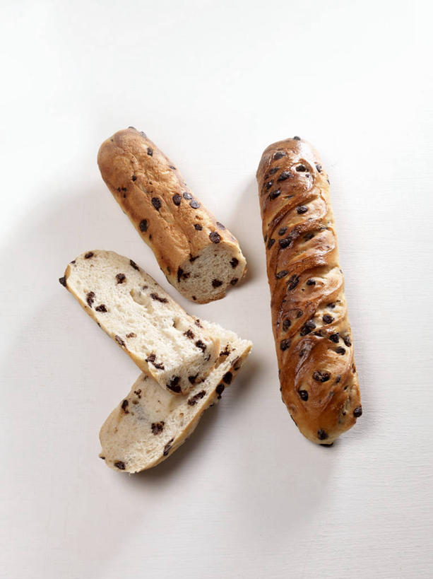 点心,面包,无人,竖图,俯视,室内,特写,白天,白色背景,餐桌,桌子,切开,阴影,反射,影子,食品,糖,糖果,面点,甜点,甜品,食物,糕点,甜食,巧克力,切,摄影,影棚,餐台,朱古力,剖面,切面,彩图,高角度拍摄,影棚拍摄,拍摄