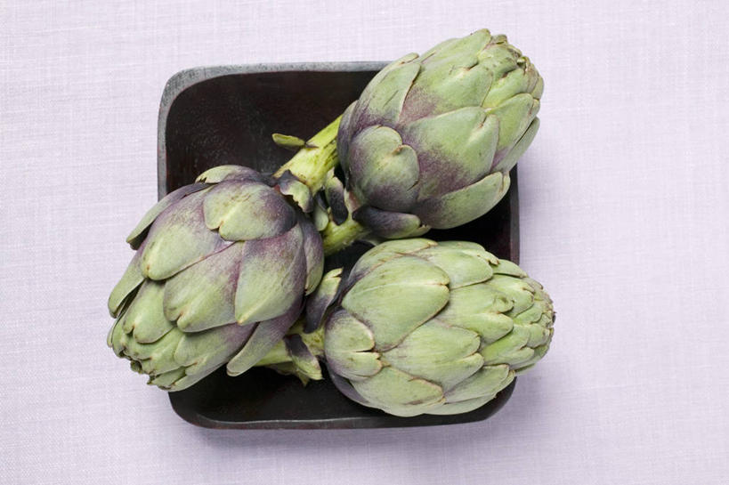 无人,横图,俯视,室内,特写,白天,白色背景,餐桌,桌子,蔬菜,餐具,阴影,新鲜,反射,碟子,盘,影子,朝鲜蓟,食品,食物,三个,盘子,碟,洋蓟,摄影,有机食品,绿色食品,影棚,餐台,彩图,高角度拍摄,影棚拍摄,拍摄,菜蓟,法国百合,球洋蓟,蔬菜之皇,洋百合