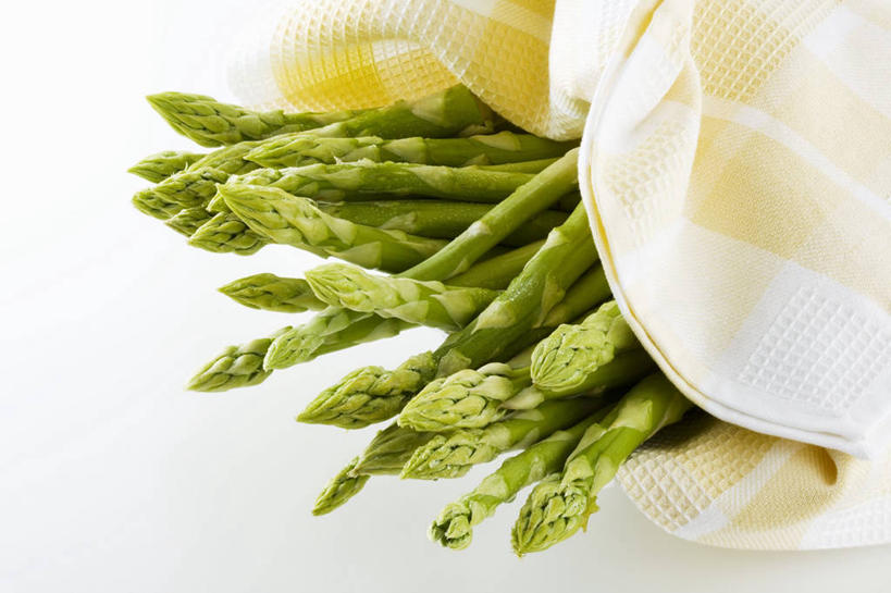 无人,横图,俯视,室内,特写,白天,白色背景,餐桌,桌子,芦笋,蔬菜,纺织品,一堆,许多,阴影,堆叠,堆积,新鲜,反射,布,影子,绿芦笋,食品,织物,抹布,食物,摄影,有机食品,绿色食品,影棚,餐台,堆,猪尾巴,药鸡豆子,石刁柏,蚂蚁杆,龙须菜,狼尾巴根,彩图,高角度拍摄,影棚拍摄,拍摄