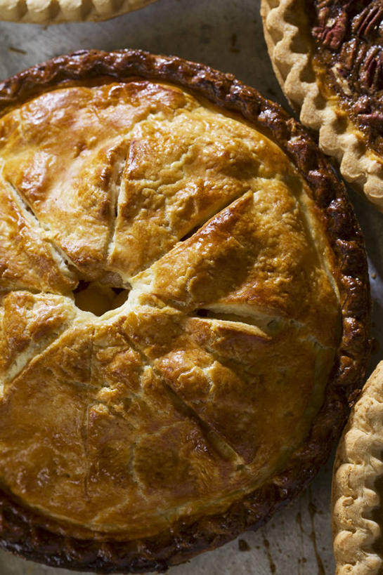 面食,无人,竖图,俯视,室内,特写,白天,烹饪,西餐,阴影,灰色背景,反射,影子,料理,食品,面点,菜肴,美食,食物,三个,西式,摄影,佳肴,影棚,派,彩图,高角度拍摄,影棚拍摄,拍摄,苹果派