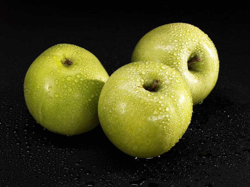 无人,横图,俯视,室内,特写,白天,水,苹果,水果,阴影,黑色背景,新鲜,反射,液体,影子,水滴,生食,食品,果实,食物,三个,绿色,青苹果,摄影,有机食品,绿色食品,影棚,彩图,高角度拍摄,影棚拍摄,拍摄